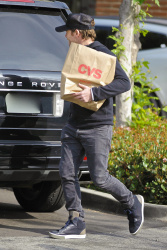 Sam Worthington - returns to his car after shopping at CVS in Malibu (2015.05.05) - 23xHQ 0RpfYik6