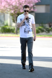 Nicholas Hoult - stopped for a quick coffee break in LA - March 17, 2015 - 9xHQ 0ujfN3hB