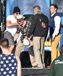 Zac Efron & Robert De Niro - On the set of Dirty Grandpa in Tybee Island,Giorgia 2015.04.30 - 140xHQ 1DaGhe2f