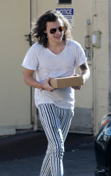 Harry Styles - Out in Beverly Hills, California - January 23, 2015 - 15xHQ 1Fdovvu8
