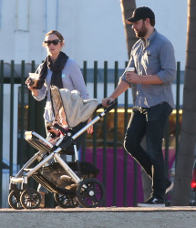 Emily Blunt - and husband John Krasinski take their daughter Hazel out for lunch and a stroll in Los Angeles, California with her baby girl Hazel on January 24, 2015 - 22xHQ 1HgZRDiT