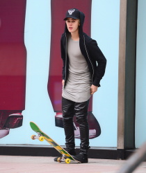 Justin Bieber - Skating in New York City (2014.12.28) - 41xHQ 1q997stI