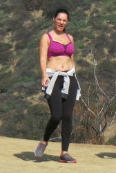 Kelly Brook - out for a hike in West Hollywood, 31 января 2015 (6xHQ) 1qpFPmAD