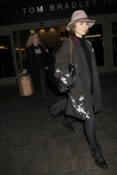 Lily Collins - arriving at LAX in Los Angeles, 9 января 2015 (13xHQ) 1sN6AWNT