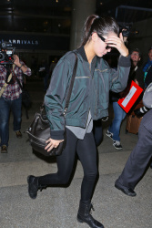 Kendall Jenner - Arriving at LAX airport, 2 января 2015 (55xHQ) 1wSWgpzb
