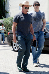 Arnold Schwarzenegger - seen out in Los Angeles - April 18, 2015 - 72xHQ 2BiKRpPr