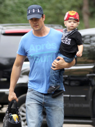 Josh Duhamel - Out for breakfast with his son in Brentwood - April 24, 2015 - 34xHQ 2GpBtAa3