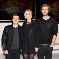 Jennifer Lawrence, Liam Hemsworth, Josh Hutcherson - 'The Hunger Games: Mockingjay - Part 1' Press Conference at Park Hyatt Hotel, Нью-Йорк, 15 ноября 2014 (27xHQ) 2KkWXp6v