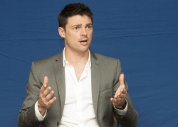 Karl Urban - "Red" press conference portraits by Armando Gallo (New York City, October 3, 2010) - 11xHQ 2OgUuuBE