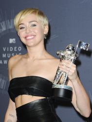 Miley Cyrus - 2014 MTV Video Music Awards in Los Angeles, August 24, 2014 - 350xHQ 3CWpD9V2