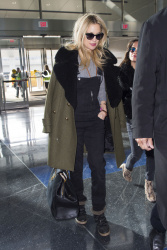 Kate Hudson - at JFK airport in NYC - February 19, 2015 (16xHQ) 3rxtiQ8N
