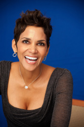 Halle Berry - Frankie & Alice press conference portraits by Vera Anderson, Hollywood, November 30, 2010) - 13xHQ 3v4WUq1k