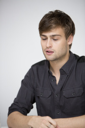 Douglas Booth - "Noah" press conference portraits by Armando Gallo (Beverly Hills, March 24, 2014) - 15xHQ 4CZyvhlS
