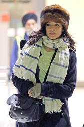 Rachel Weisz - Arriving at Heathrow Airport in London, 30 января 2015 (21xHQ) 53fhCuRx
