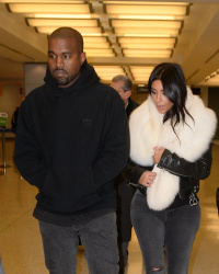 Kim Kardashian и Kanye West - Arriving at JFK airport in New York, 7 января 2015 (63xHQ) 5C0mlI5f