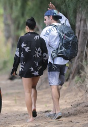 Zac Efron & Sami Miró - going for a stroll to the beach in Oahu, Hawaii, 2015.05.30 - 16xHQ 5fDW4pXk