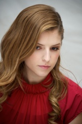 Anna Kendrick - End Of Watch press conference portraits by Vera Anderson (Toronto, September 10, 2012) - 6xHQ 6OMQNeTS