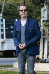 Gary Oldman - walks the streets of Los Feliz, as he heads to a movie production nearby - April 23, 2015 - 8xHQ 7FGZnVZa