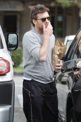 Sam Worthington - Sam Worthington - looks a bit exhausted as he shops for groceries at his local Pavilions in Malibu - April 24, 2015 - 11xHQ 7gsCvDJq
