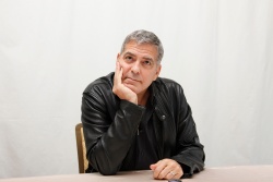 George Clooney - Tomorrowland press conference portraits (Beverly Hills, May 8, 2015) - 26xHQ 82MgqhEz