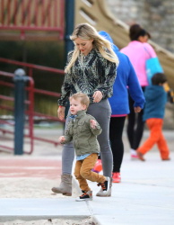 Hilary Duff - at Coldwater Canyon Park in Beverly Hills, 23 января 2015 (30xHQ) 8pT3Xs7D