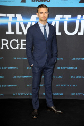 Theo James - на премьере фильма 'Divergent' at Sony Centre, Берлин, 1 апреля 2014 (129xHQ) 93Ft0tAG