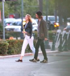 Andrew Garfield - Emma Stone & Andrew Garfield - Out in the evening in Los Angeles - June 1, 2015 - 16xHQ 94TVwrge
