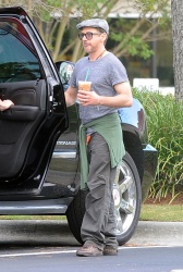 Robert Downey Jr. - leaving a Starbucks and heading to the set of 'Iron Man 3' in Wilmington on May 30, 2012 - 11xHQ 9NRWHwSW