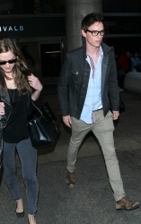 Eddie Redmayne - Arriving at LAX airport with his wife Hannah Bagshawe - February 21, 2015 - 10xMQ 9hLYaBbg