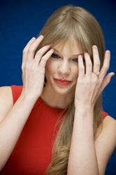 Taylor Swift - Dr. Zeuss' The Lorax press conference portraits by Vera Anderson (Hollywood, February 7, 2012) - 20xHQ 9ixnvMLt