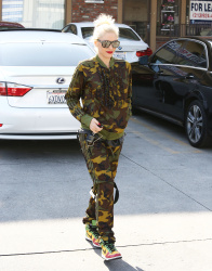 Gwen Stefani - Out and about in LA, 19 января 2015 (24xHQ) AzMYzz2T