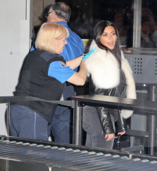 Kim Kardashian & Kanye West - At LAX Airport in Los Angeles, 7 января 2015 (68xHQ) BNRdDp7i