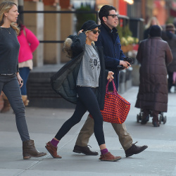 Sienna Miller - walking to a building in Midtown, New York, 15 января 2015 (39xHQ) Ba0IRBqV