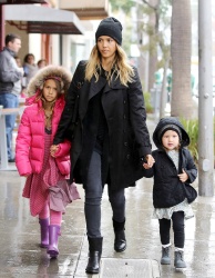 Jessica Alba - Shopping with her daughters in Los Angeles, 10 января 2015 (89xHQ) Bd9fSqeY