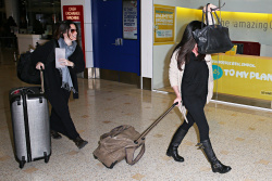 Holly Marie Combs - Shannen Doherty и Holly Marie Combs - arriving in Sydney, 26 марта 2014 (50xHQ) BmjWvbcp