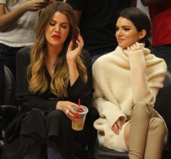 Cara Delavingne, Kendall Jenner and Khloe Kardashian - At the Basketball game, 7 января 2015 (23xHQ) C0uYtZeL