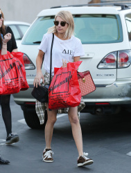Emma Roberts - Shopping with a friend in West Hollywood, 15 января 2015 (20xHQ) CnmPl00w