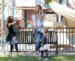 Jessica Alba - Jessica and her family spent a day in Coldwater Park in Los Angeles (2015.02.08.) (196xHQ) CwuY5fMb