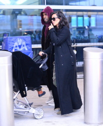 Kim Kardashian - At JFK Airport in New York City with Kanye West (2015. 02. 09) (44xHQ) DNgTZPzk