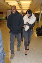 Kanye West - Kim Kardashian и Kanye West - Arriving at JFK airport in New York, 7 января 2015 (63xHQ) DcwsuDEz