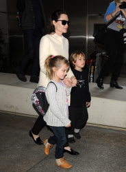 Angelina Jolie - LAX Airport - February 11, 2015 (185xHQ) Dg0wyME2