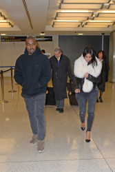 Kanye West - Kim Kardashian и Kanye West - Arriving at JFK airport in New York, 7 января 2015 (63xHQ) EnlRQj3O