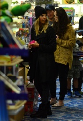 Jessica Alba - Shopping with her daughters in Los Angeles, 10 января 2015 (89xHQ) F59tW8bw