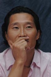 Daniel Dae Kim - Lost press conference portraits, october 22, 2006 - 14xHQ F9739WBN