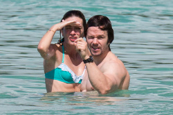 Mark Wahlberg - and his family seen enjoying a holiday in Barbados (December 26, 2014) - 165xHQ FMonXUcr