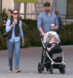 Emily Blunt - and husband John Krasinski take their daughter Hazel out for lunch and a stroll in Los Angeles, California with her baby girl Hazel on January 24, 2015 - 22xHQ FRsfXDgC