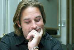 Josh Holloway - Lost press conference portraits by Piyal Hosain, October 22, 2006 - 8xHQ FRxVY6eo