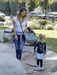 Jessica Alba - Jessica and her family spent a day in Coldwater Park in Los Angeles (2015.02.08.) (196xHQ) FSKM1ztw