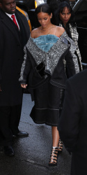 Kanye West - Rihanna - Arriving at Kanye West's fashion show in NYC - February 12, 2015 (13xHQ) FUjHn9hj