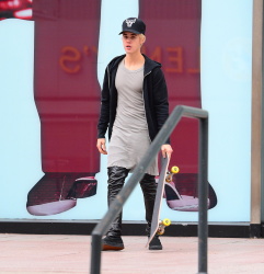 Justin Bieber - Justin Bieber - Skating in New York City (2014.12.28) - 41xHQ Ffcm3gyX